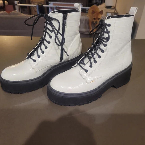 NWOT Forever 21 white boots - Picture 9 of 10